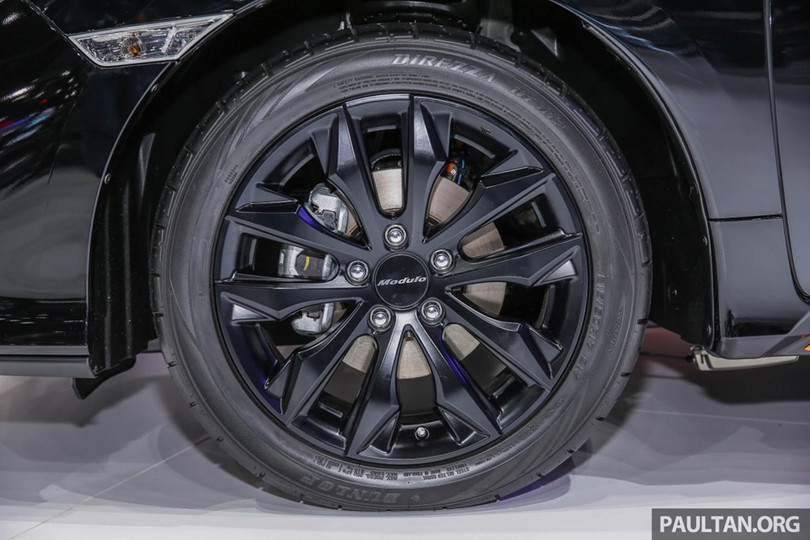 Mui phía sau xe được trang bị cánh gió nhỏ, trong khi cánh gió gắn liền với cụm đèn hậu vẫn giữ nguyên. Với gói bodykit Modulo, người dùng có thể lựa chọn bộ la-zăng 17 inch thiết kế độc đáo, cùng bộ lốp kích thước 215/50.