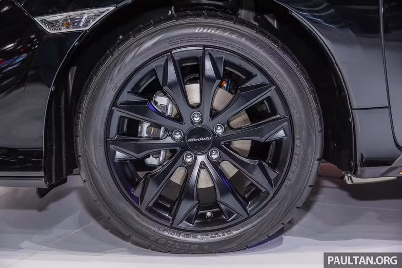 Mui phía sau xe được trang bị cánh gió nhỏ, trong khi cánh gió gắn liền với cụm đèn hậu vẫn giữ nguyên. Với gói bodykit Modulo, người dùng có thể lựa chọn bộ la-zăng 17 inch thiết kế độc đáo, cùng bộ lốp kích thước 215/50.