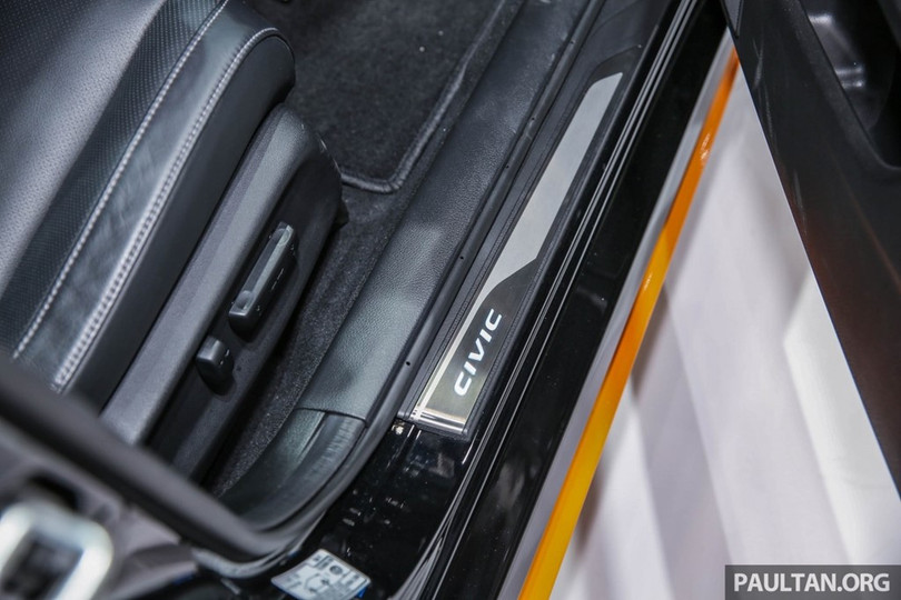 Xe được trang bị tiêu chuẩn vành 17 inch, đèn pha LED, điều hòa 2 vùng, màn hình cảm ứng 7 inch trong cabin với kết nối Apple Carplay và Android Auto, nội thất da màu đen và tích hợp lẫy chuyển số trên vô lăng.