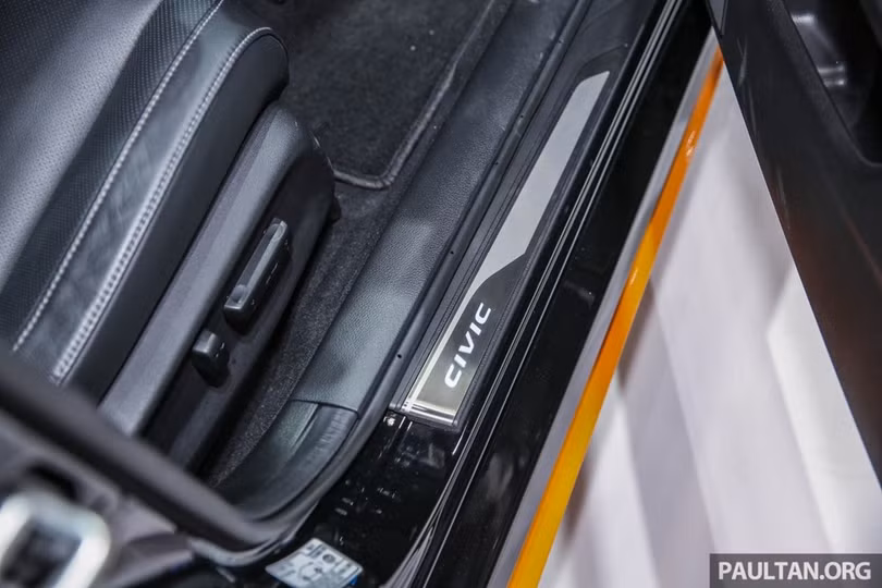 Xe được trang bị tiêu chuẩn vành 17 inch, đèn pha LED, điều hòa 2 vùng, màn hình cảm ứng 7 inch trong cabin với kết nối Apple Carplay và Android Auto, nội thất da màu đen và tích hợp lẫy chuyển số trên vô lăng.