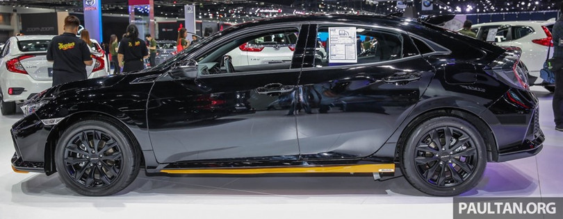 Gói bodykit trang bị thêm giúp chiếc hatchback này trở nên thể thao hơn. Khuếch tán gió ở đầu xe, ốp sườn và khuếch tán gió đuôi xe mang màu cam tương phản với thân xe đen bóng.