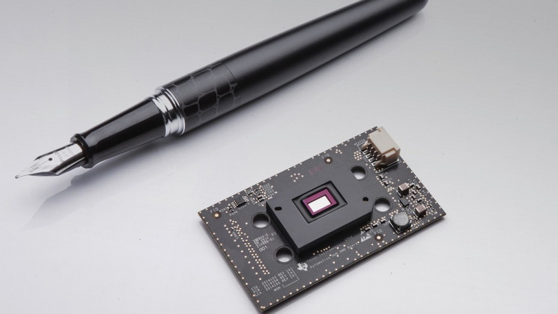 Tới đây, xe Mercedes-Benz sẽ hiển thị cả hình ảnh trên mặt đường ảnh 1