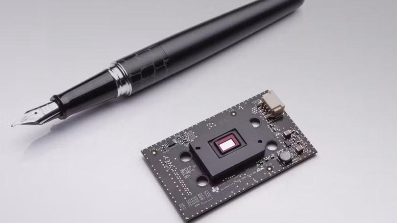 Tới đây, xe Mercedes-Benz sẽ hiển thị cả hình ảnh trên mặt đường ảnh 1