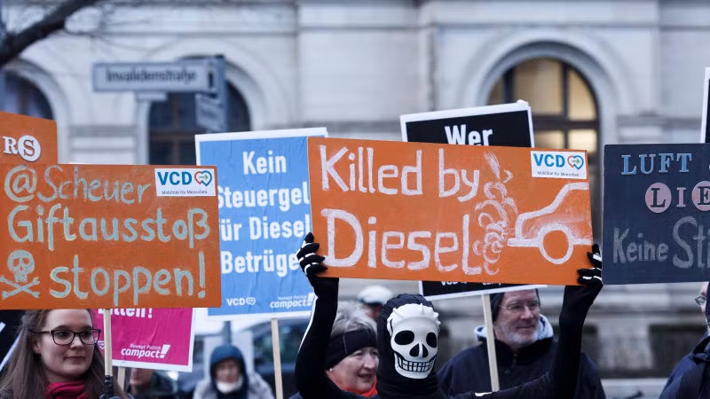 Ngày càng nhiều người ủng hộ việc cấm xe chạy Diesel sau những bê bối khí thải của VW (Ảnh: Reuters)