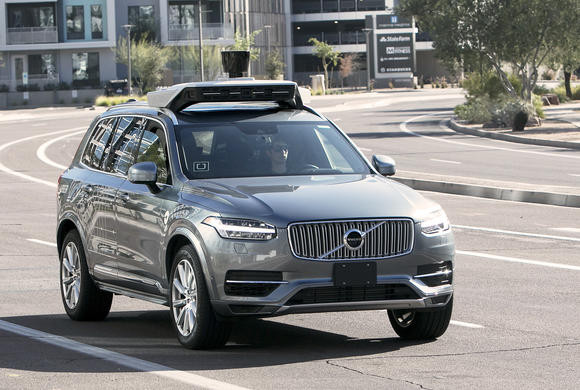 Một chiếc xe tự hành của Uber đang chạy trên đường thuộc bang Arizona, Mỹ (Ảnh: AP)