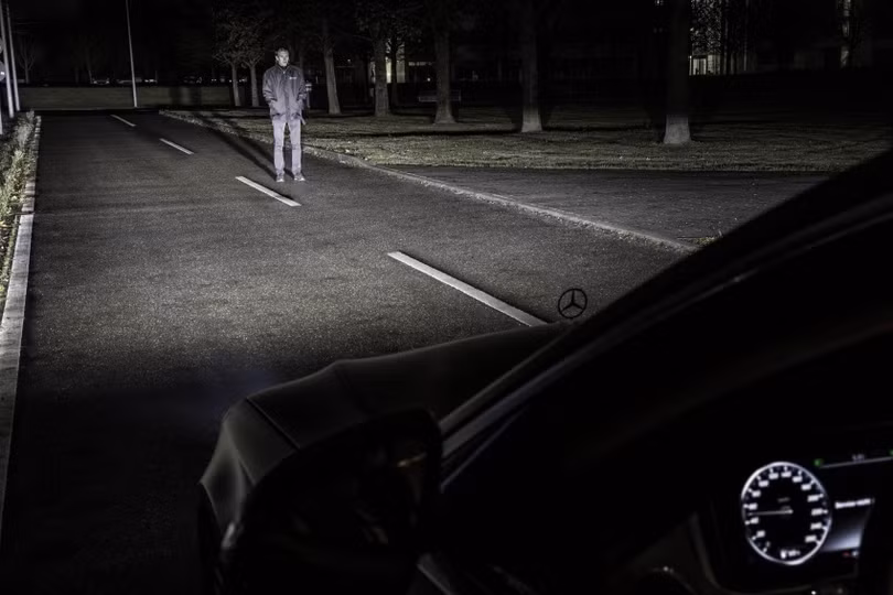 Tới đây, xe Mercedes-Benz sẽ hiển thị cả hình ảnh trên mặt đường ảnh 13