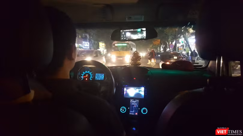 Theo Hiệp hội Taxi Hà Nội, hoạt động của Grab và Uber khiến thị trường taxi bị đảo lộn, hoạt động của các doanh nghiệp bị ảnh hưởng nghiêm trọng. Ảnh minh họa: VietTimes