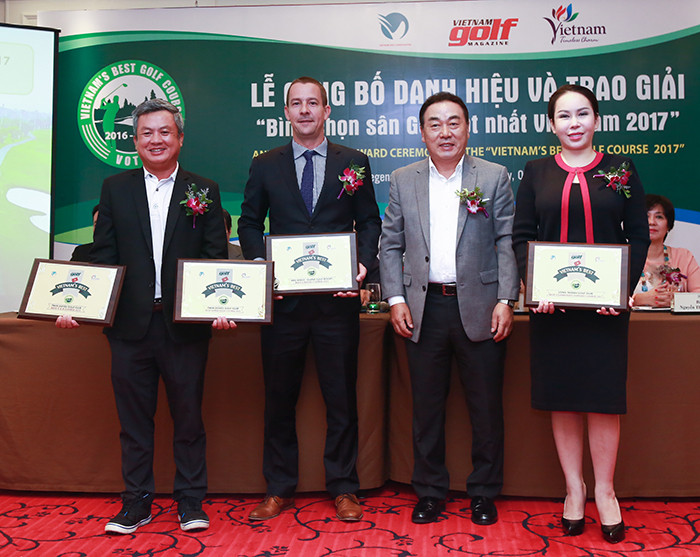 Ông Evans Mahoney (Thứhaitừtrái sang) Giámđốcvậnhànhcácsân golf phíaBắc, Tập đoàn BRG nhậngiảithưởng“Best Caddie Course 2017 – Sân gôn có Caddie Tốt nhất 2017” dành cho BRG King Island Golf Resort