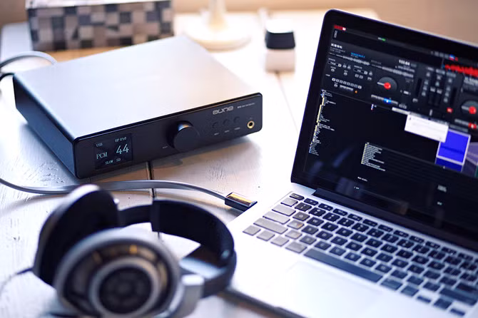 Khi các tín đồ của tai nghe đã hiểu rõ vai trò tối quan trọng của amp/DAC, các sản phẩm đẳng cấp cũng xuất hiện ngày một dày đặc từ khắp mọi nơi trên thế giới. Chord Electronics, Aune và Burson là một vài tên tuổi toàn cầu trong cuộc đua amp/DAC đang ngày một khốc liệt.
