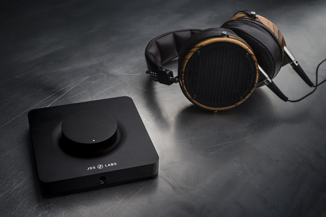 Khi các tín đồ của tai nghe đã hiểu rõ vai trò tối quan trọng của amp/DAC, các sản phẩm đẳng cấp cũng xuất hiện ngày một dày đặc từ khắp mọi nơi trên thế giới. Chord Electronics, Aune và Burson là một vài tên tuổi toàn cầu trong cuộc đua amp/DAC đang ngày một khốc liệt.