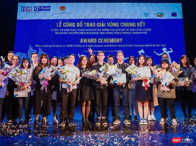 Các tác giả lên nhận giải. VietTimes.