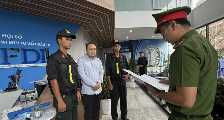 Cơ quan CSĐT Công an TP Đà Nẵng tống đạt quyết định khởi tố vụ án, khởi tố bị can và thực hiện lệnh bắt tạm giam đối với Nguyễn Quang Hoàng, Tổng giám đốc Công ty TNHH MTV Tư vấn đầu tư GFDI. Ảnh: CATP