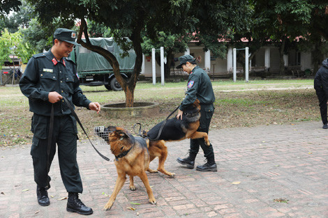 Đại úy Chức và Tôm giải lao sau những giờ luyện tập căng thẳng.