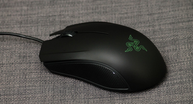 Razer Abyssus 2014 (990.000 đồng): Có thiết kế nhỏ nhắn và đối xứng 2 bên, Razer 2014 được trang bị lớp nhựa ở hông chuột vừa chống trơn lại ít bám mồ hôi. Hệ thống đèn LED được hiển thị qua logo quen thuộc của hãng có thể tắt đi khá dễ dàng. Abyssus còn sở hữu mắt đọc S3888 đem lại độ chính xác cao cùng tốc nhả tín hiệu tới bề mặt Polling rate đạt tiêu chuẩn 1000 Hz. 10 chuot gia re thich hop cho game thu co kinh phi eo hep hinh anh 9