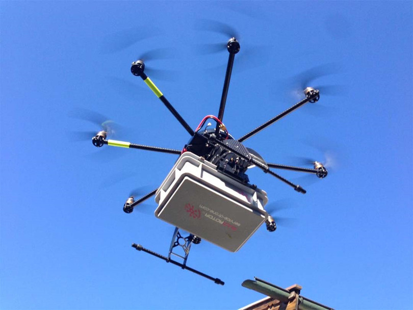 Multirotor G4 Eagle V2 Cargo (35.360 USD): Được sản xuất tại Đức, drone đa năng G4 Eagle V2 có vai trò chính là chở hàng trên không. Nó có thời gian bay 30 phút, khối lượng 2,5 kg, tốc độ bay tối đa 60 km/h. Thiết bị có cụm gimbal gắn được các vật dụng khác. 10 thiet bi bay khong nguoi lai dat nhat the gioi hinh anh 2