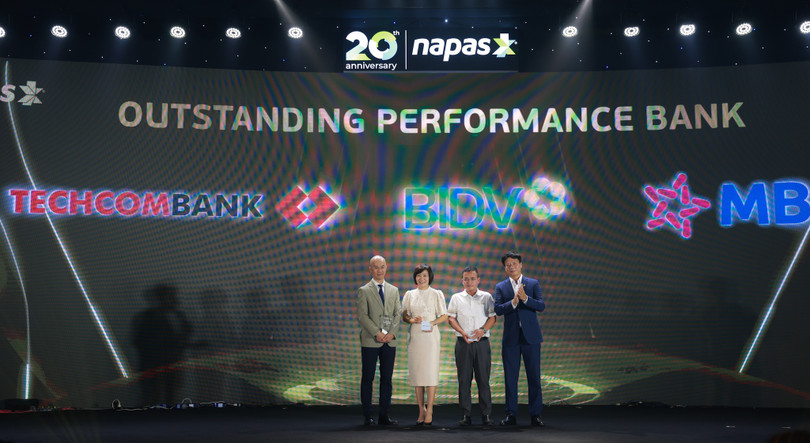 Đại diện Techcombank, MB, BIDV nhận giải NH tiêu biểu năm.JPG
