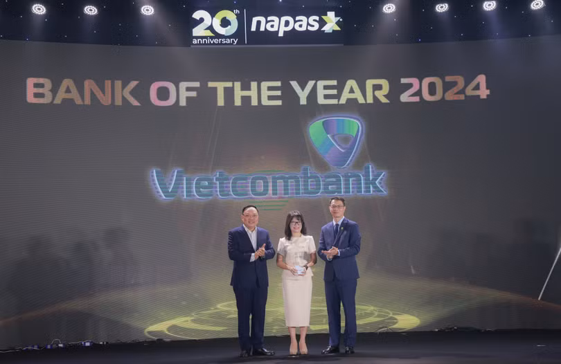 Đại diện VCB nhận giải NH xuất sắc năm 2024.JPG