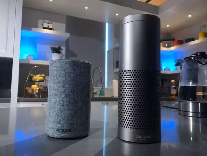 Amazon Echo thế hệ thứ 2 (bên trái) và thế hệ đầu tiên (bên phải) 