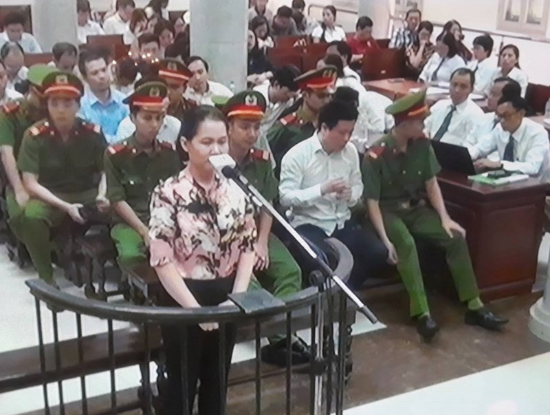 Nguyễn Minh Thu bật khóc trước tòa