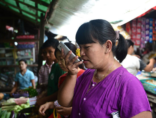 Hàng trăm ngàn bà nội trợ ở Myanmar liên lạc với chồng, con bằng Zalo ảnh 2