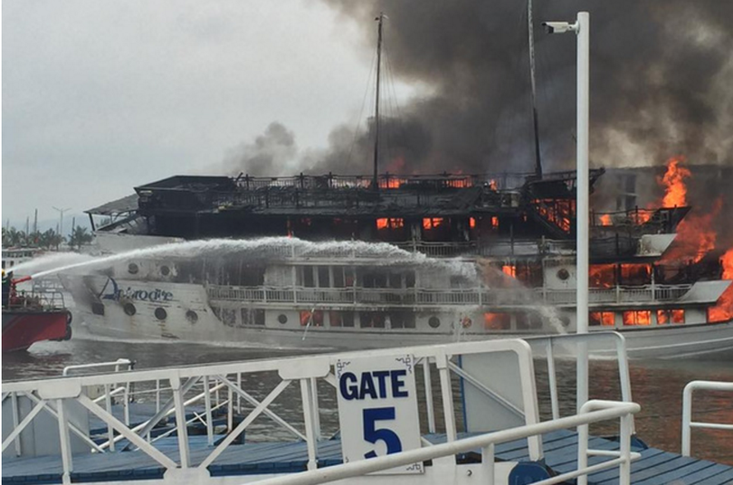 Tàu du lịch cháy dữ dội, nhiều người nhảy xuống biển Hạ Long ảnh 5