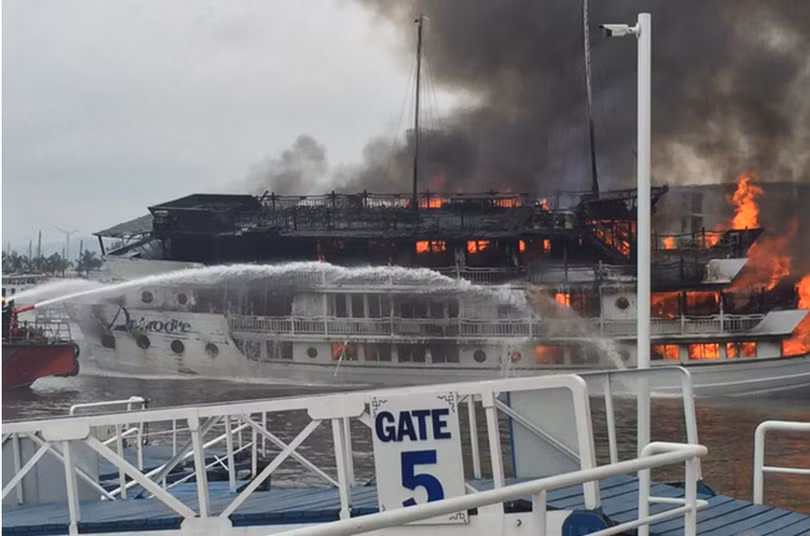 Tàu du lịch cháy dữ dội, nhiều người nhảy xuống biển Hạ Long ảnh 5