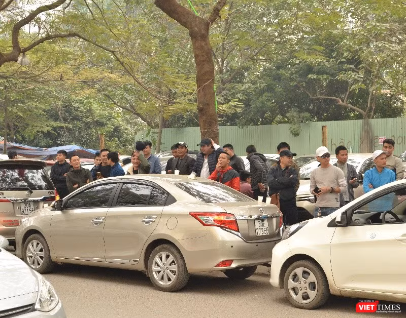 Tài xế Grab đình công tại trụ sở của Grab sáng 15/1.