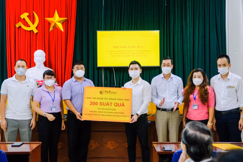 Ông Đỗ Vinh Quang, Thành viên HĐQT Tập đoàn, Chủ tịch CLB Bóng đá Hà Nội trao tặng các phần quà hỗ trợ cho người dân phường Hàng Bài (quận Hoàn Kiếm) gặp khó khăn do dịch COVID-19