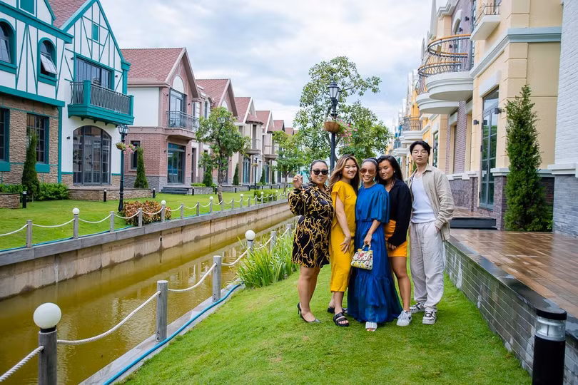 Đoan Trang cùng người thân khám phá khu biệt thự Lagoon lấy ý tưởng từ những ngôi nhà bên sông của Hà Lan Đoan Trang cùng người thân khám phá khu biệt thự Lagoon lấy ý tưởng từ những ngôi nhà bên sông của Hà Lan