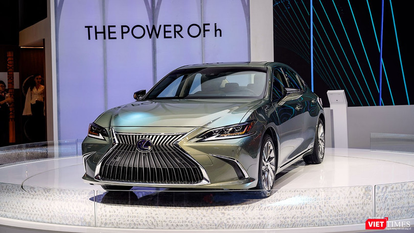 Với nhiều sự thay đổi nội ngoại thất, Lexus ES300h 2019 giờ được ví như một phiên bản thu nhỏ của dòng xe đầu bảng Lexus LS (Ảnh: Ngô Minh)