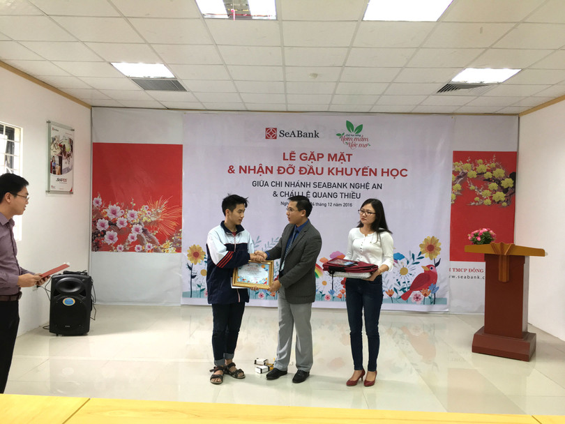 Đại diện SeABank trao học bổng Ươm mầm ước mơ tại Nghệ An