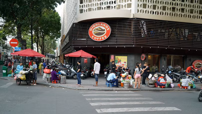 Quán lớn, quán nhỏ chiếm trọn vỉa hè ở góc Huỳnh Thúc Kháng và Pasteur Q.1, TP.HCM. Ảnh minh hoạ: Internet