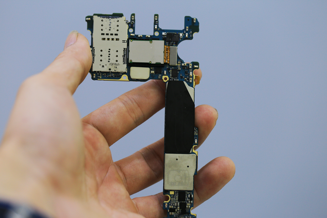 Mặt sau của bo mạch chủ Galaxy S8.