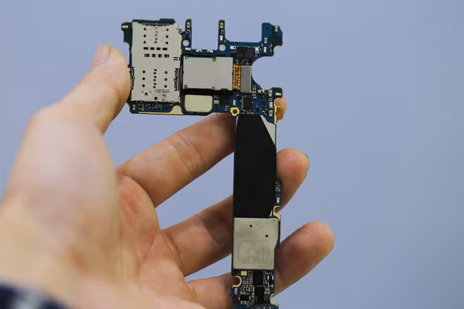 Mặt sau của bo mạch chủ Galaxy S8.