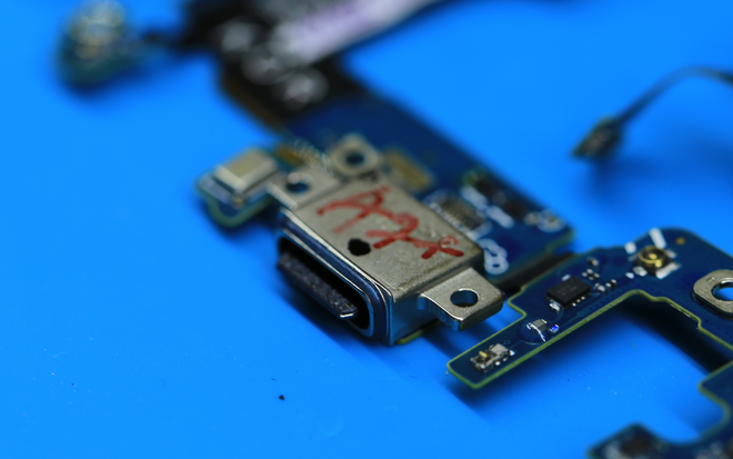 Galaxy S8 sử dụng cổng cắm USB Type C.