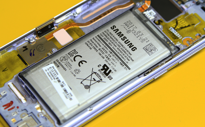 Máy sử dụng pin Li-ion 3.000 mAh (11,55 Wh), được sản xuất tại Samsung SDI Việt Nam. Phần vỏ bọc bên ngoài khá dày và chắc chắn, phần góc được nới rộng nhằm tránh tình trạng tiếp xúc gây tổn thương cho pin. Việc pin smartphone này được làm kỹ càng hơn cũng là điều dễ hiểu, bởi công ty Hàn Quốc đã từng gặp nạn với Galaxy Note 7 vì pin.