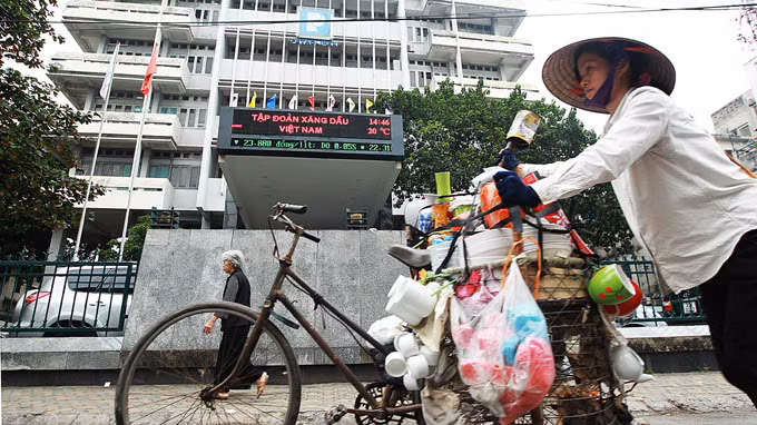 Chỉ tiêu Petrolimex trong 2017 được đánh giá là khá dè dặt so với thực hiện 2016. Ảnh: Nguyễn Khánh