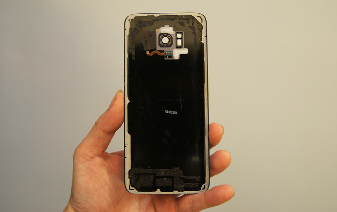 Việc mở máy ban đầu khá khó khăn, bởi Samsung đã sử dụng keo để dính chặt các mối tiếp xúc, phục vụ cho mục đích chống nước. Sau khi tháo, module cảm biến vân tay vẫn dính vào nắp lưng này.