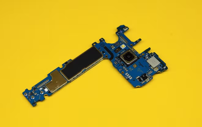 Bảng mạch bao gồm bộ nhớ 64 GB, RAM 4 GB... cùng với cụm camera sau, đèn flash và cảm biến đo nhịp tim.