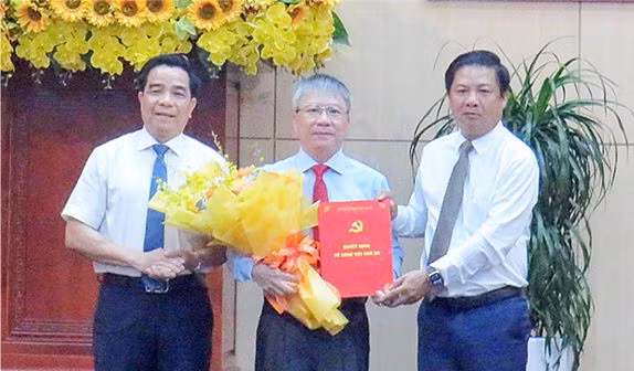 Thiếu tướng Nguyễn Đức Dũng, Giám đốc Công an tỉnh Quảng Nam (đứng giữa) được phê chuẩn giữ chức vụ Phó Bí thư Tỉnh ủy Quảng Nam nhiệm kỳ 2020- 2025.