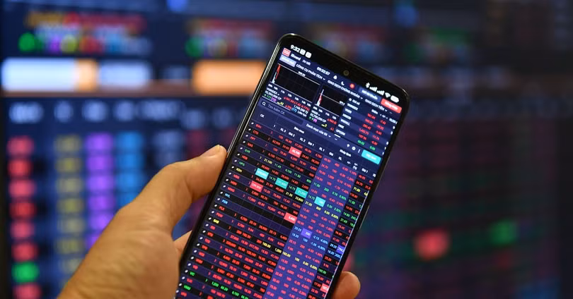 Vợ con sếp lớn ngân hàng, tập đoàn dồn dập mua cổ phiếu: Tín hiệu gì?