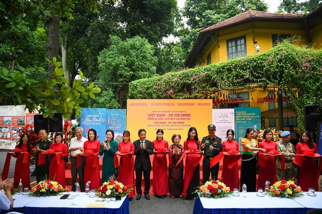 Các đại biểu cắt băng khai mạc Chuỗi hoạt động kỷ niệm 80 năm Cách mạng Tháng Tám thành công và 80 năm Quốc khánh nước Cộng hòa xã hội chủ nghĩa Việt Nam. Ảnh: Cổng thông tin điện tử Bộ Văn hóa, Thể thao và Du lịch.