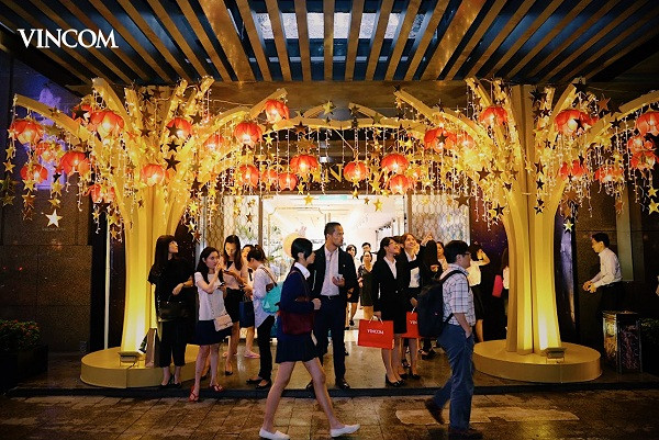 Vincom Center Đồng Khởi thu hút khách hàng “check in” bên Cây Nguyện Ước