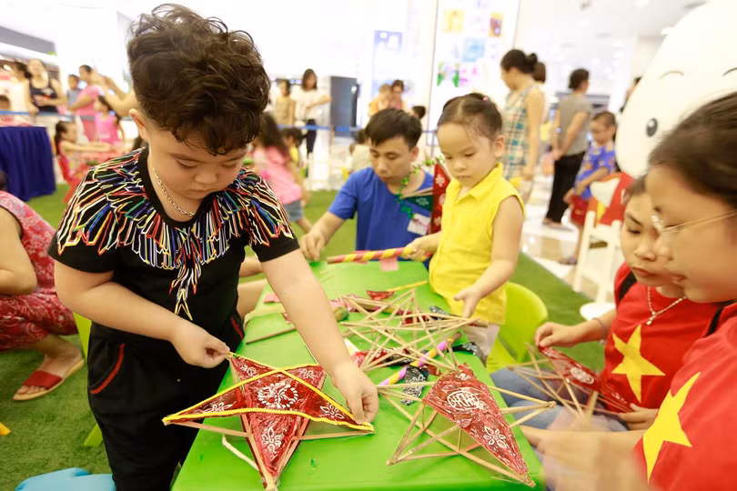 Phải thật cẩn thận mới có thể làm đèn ông sao thật đẹp được