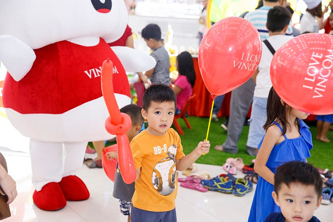 Nhiều quà thế này, cầm sao cho xuể…