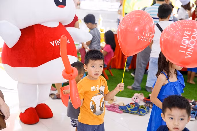 Nhiều quà thế này, cầm sao cho xuể…