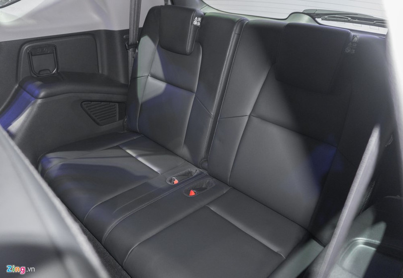 Honda CR-V tại Đông Nam Á có thêm hàng ghế thứ 3 với 2 chỗ ngồi chủ yếu cho trẻ em hoặc hai người lớn trên đoạn đường không quá dài. Đây là cách bố trí chỗ 5+2 mà Chevrolet Captiva hay Nissan X-Trail đang áp dụng.