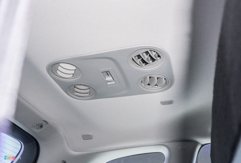 Cửa gió trên trần xe dành cho hàng ghế thứ 3.Honda CR-V 2017 có giá lần lượt 1.699.000 baht (1.114 triệu đồng) cho phiên bản diesel truyền động hai cầu DT EL 4WD. Model DT E truyền động một cầu giá 1.549.000 baht (1.016 triệu đồng).Đối với động cơ xăng, phiên bản 2.4 EL 4WD truyền động hai cầu giá 1.549.000 baht (1.016 triệu đồng) và bản 2.4 E truyền động một cầu giá 1.399.000 baht (917 triệu đồng).