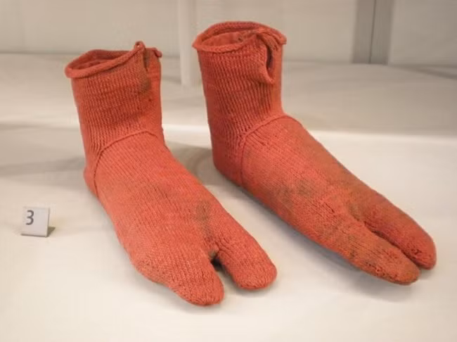1. Đôi tất cổ nhất (1.500 tuổi). Những đôi tất len này từ Ai Cập có nghĩa là được dùng để đi với dép và được làm từ khoảng năm 300 đến 499 sau Công nguyên. Chúng được phát hiện vào thế kỷ 19.