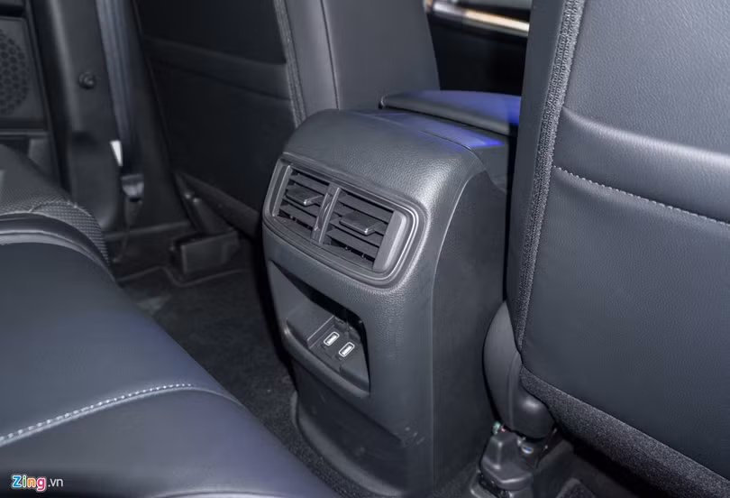 Hàng ghế thứ 2 vẫn là nơi chứa hành khách chính với cửa gió cho mỗi ghế ngồi. Hàng ghế thứ 2 vẫn là nơi chứa hành khách chính với cửa gió cho mỗi ghế ngồi.